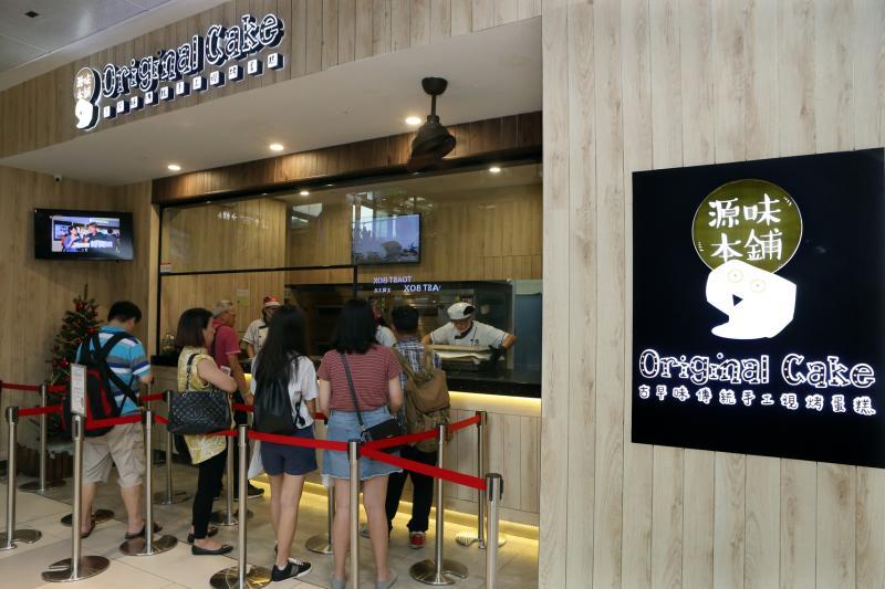 食客等待源味本铺Original Cake的蛋糕出炉。