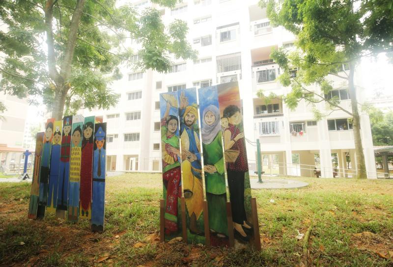 薛奇峰参与今年的人协百盛艺术节,他创作的一系列20幅板画在实龙岗北缶窑民众俱乐部外展出。(林国明摄)