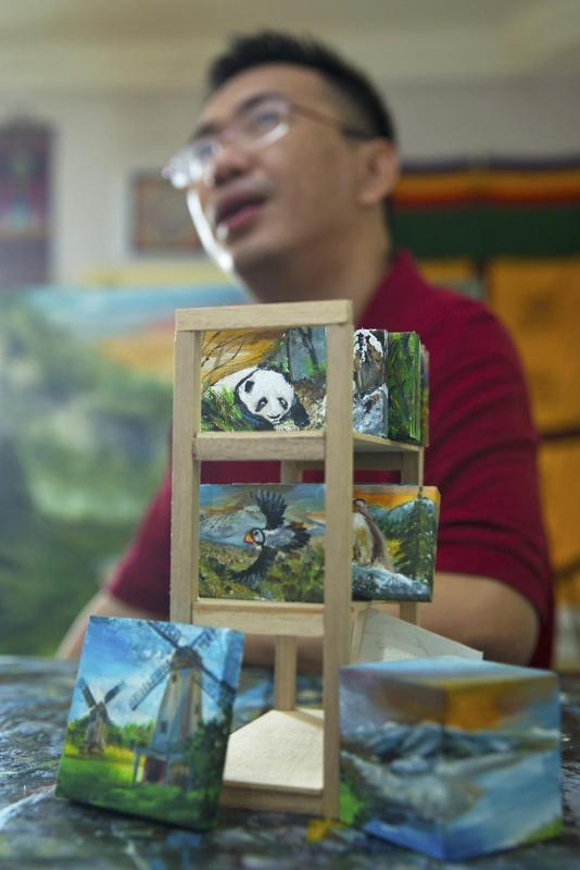 好朋友制作了各种画架,考验薛奇峰做小幅画的眼力和创意。