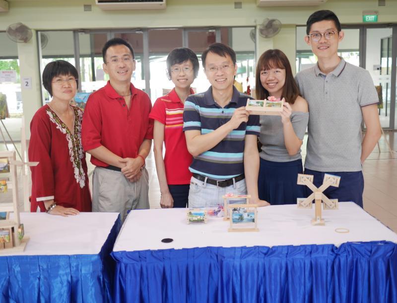 薛奇峰(左二)服兵役时结识的好友方健宁(左四)去年和他一起办画展。(受访者提供)