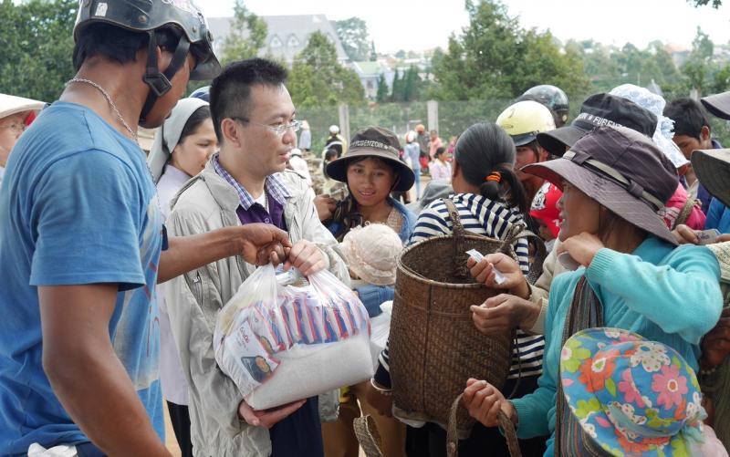 在越南朋友的协助下,薛奇峰(左二)把售画所得用来采购物资派发给当地民众。(受访者提供)