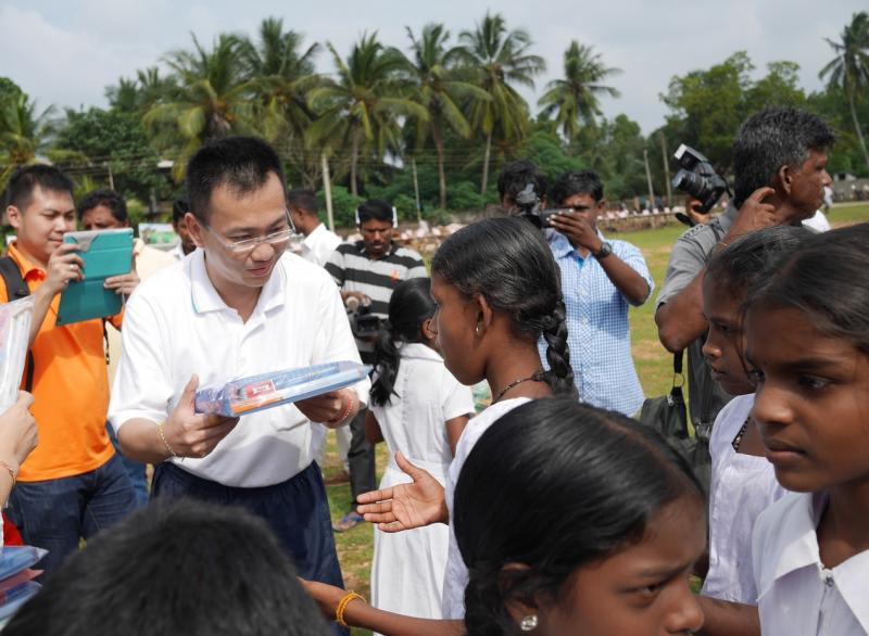薛奇峰(左)在斯里兰卡行善。(受访者提供)