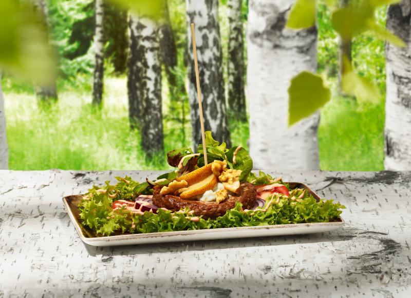 Hans im Gluck的顾客也可选择单点肉饼,不要面包,如这个蓝乳酪酱汁拼烤梨牛肉饼。