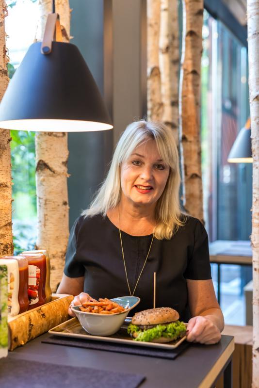 桂妮拉在德国开创汉堡包品牌Hans im Gluck,7年来已开设50家,包括日前在新加坡设立的分店。