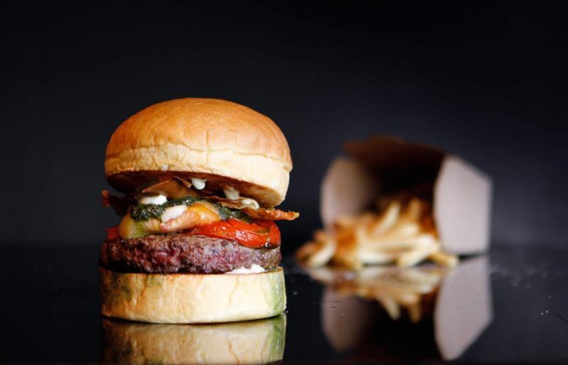 25 Degrees的牛肉汉堡包。