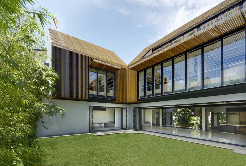 “围屏屋”由木条屏幕包裹隔热,中央花园是洋房的绿色心脏。