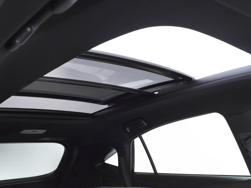 车子有偌大的天窗,几乎覆盖了整个车顶。