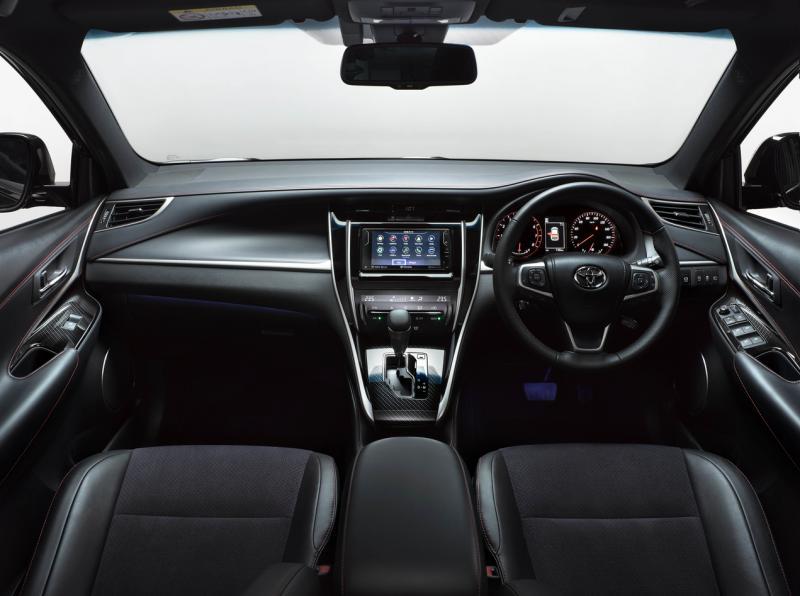 车内空间前后都特别宽敞,采用的皮革质地好。