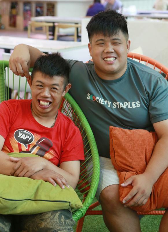 社企创办人黄衍量(右)比弟弟黄宥竣大四岁,但他从小就不觉得弟弟和他有什么不同,直到上中学他才知道弟弟是特需者。他认为父母以正面积极的态度抚养弟弟,影响了他选择服务弱势者的决心。(唐家鸿摄)