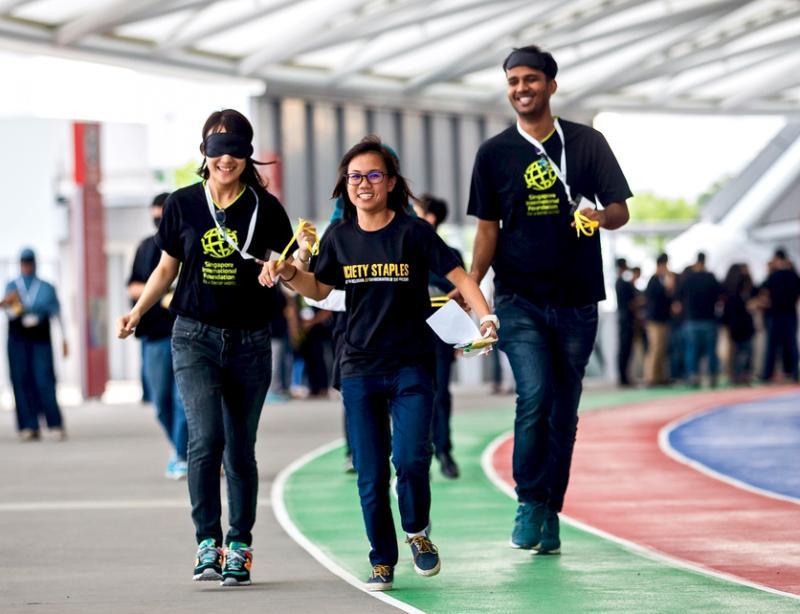 林曼婷在盲人徒步活动上,引导参与者体验视障者的不便。(受访者提供)