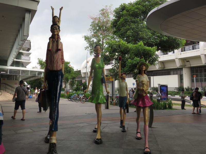 勿洛广场外的亲子人像，一家大小出游，愉快步行就是这么简单。