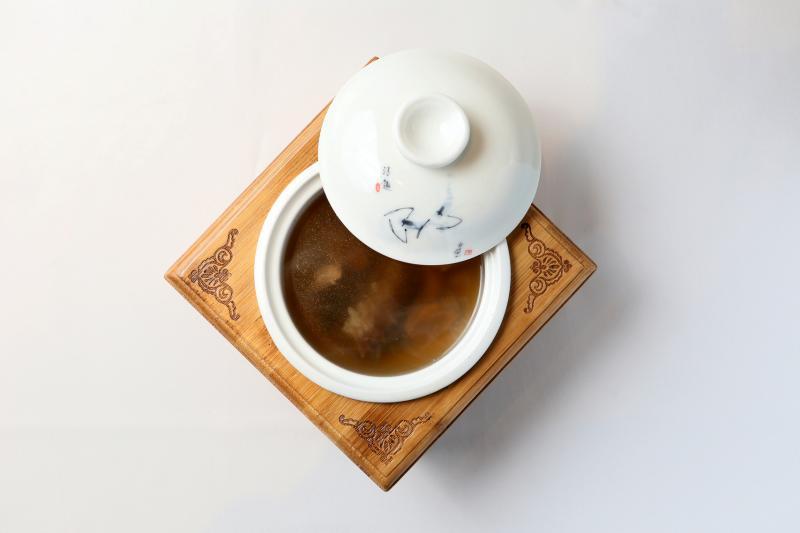 碧螺春海螺辽参炖鸡汤,飘着淡淡茶香。