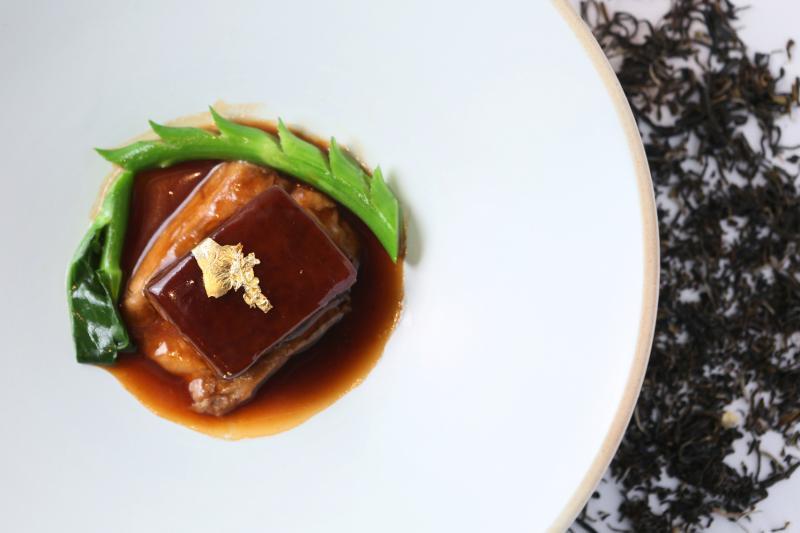 十年普洱扣黑豚肉。