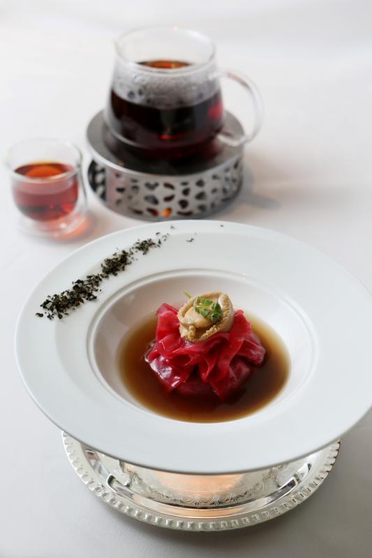 食客边吃鲍鱼荔枝石榴红,边喝荔枝红茶,口味上相映成趣。