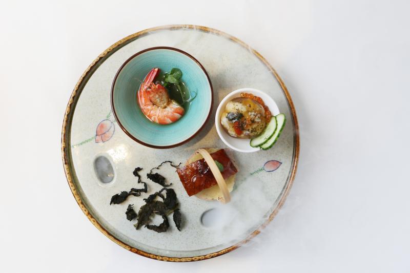 龙井蟹肉冻、乌龙甜生虾和普洱烟熏鸭。