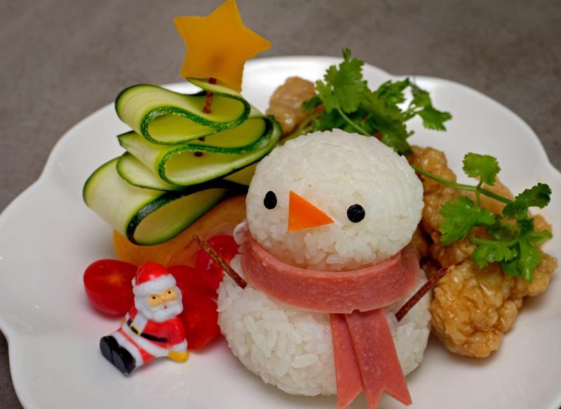 有趣的雪人炸鸡便当。