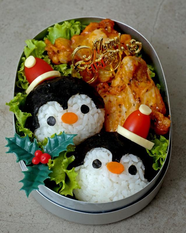 可爱的企鹅鸡肉便当。