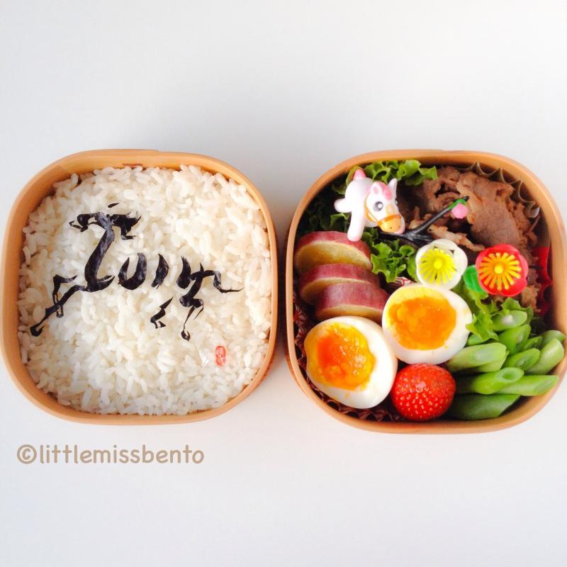 马年主题便当，黄颖庄用紫菜剪出马的造型。（受访者提供）