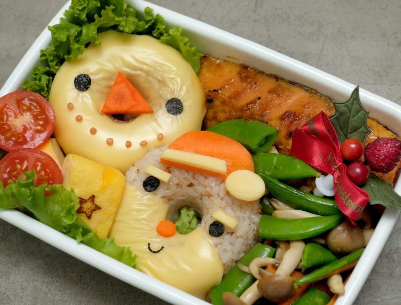 酷似甜甜圈的雪人煎三文鱼便当。