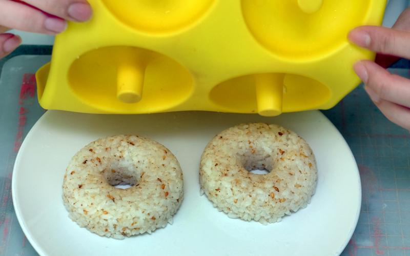 黄颖庄用甜甜圈的模做芝麻饭。