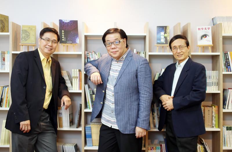 “新华诗歌年”推手，左起新加坡文艺协会会长成君、新加坡作家协会会长林得楠和五月诗社社长郭永秀。（档案照）