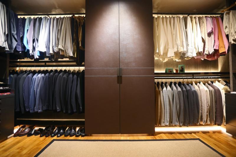 男主人的步入式衣柜。