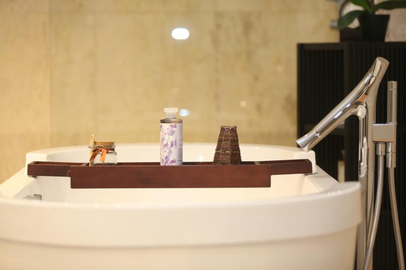 浴室是主人逃离现实的避风港。