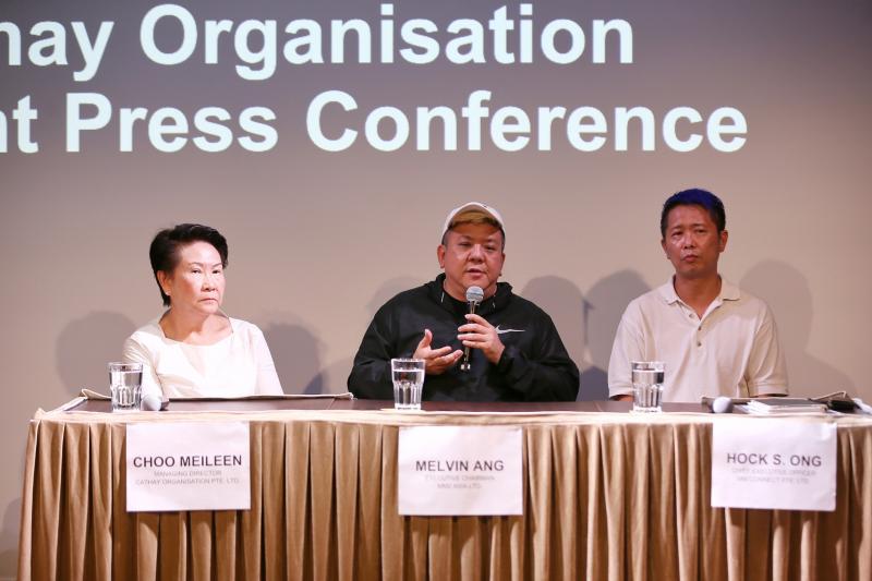 国泰执行董事朱美莲（左）与洪伟才（中）出席记者会谈收购。（档案照）