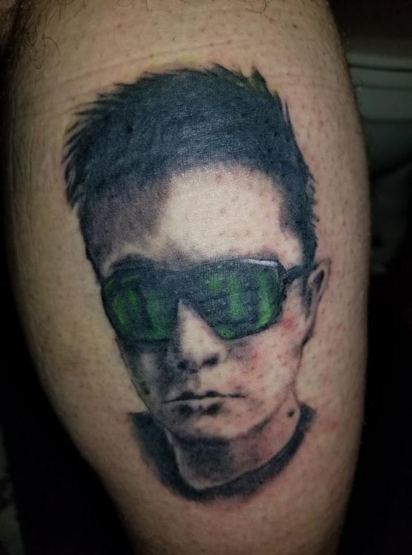 美国电玩家为了得到最新的Razer Phone，本月初直接把陈民亮的头像纹在腿上。（互联网）