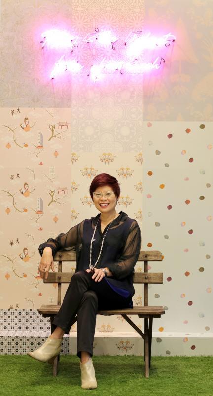 简婉明是本地时尚首饰品牌Carrie K.和创意企业Keepers的创办人，积极推动本地时尚创意活动。