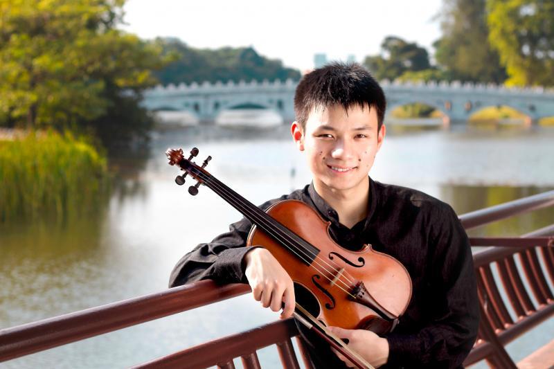 吴松泉懂得自我放松，享受音乐的同时也打磨技艺。（受访者提供）