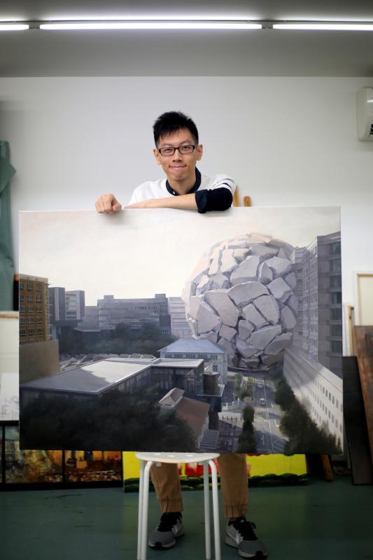 画坛新秀黎才祥赋予写实油画情感元素，图为新作《窒息》。（龙国雄摄影）