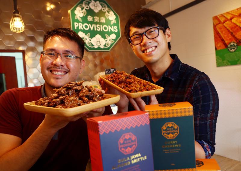 陈禄正（左）和黄韦铭创立的“杂货店”，最受顾客欢迎的是咖喱腰豆和椰糖杏仁脆片。