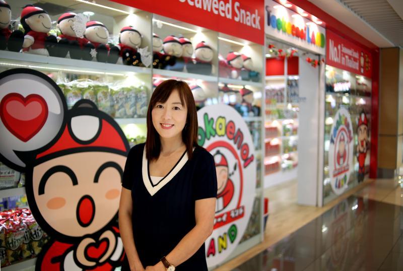 林明玲在新达城开设“小老板”旗舰店，售卖旗下所有品牌零食。