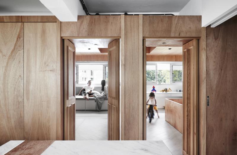 箱子主体结构与不同的白色空间区块互动,让屋主夫妇与小孩感觉更加好玩。