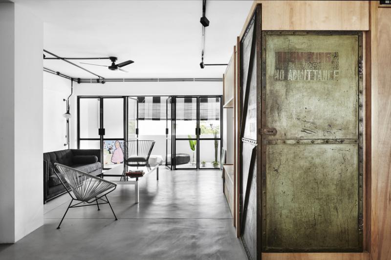 从客厅到阳台,空间宽敞。一对旧首都戏院原装电影室门赋予家居怀旧感。