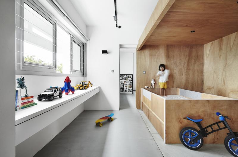 白色的空间通过单色家具来保持质朴的风格。