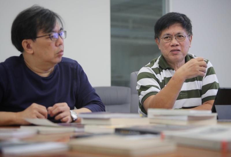 评审彭飞（右）希望入选作品能启迪人心，林仁余则注重整体出版品的质感。（林泽锐摄）