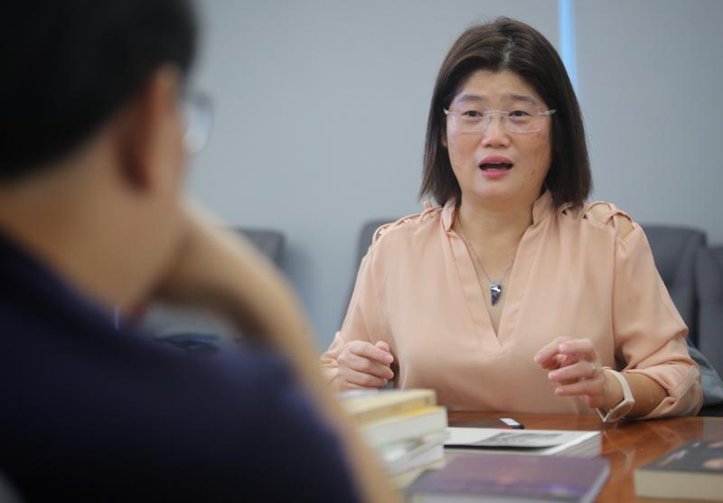 胡月宝希望选书能激发年轻读者兴趣。（林泽锐摄）