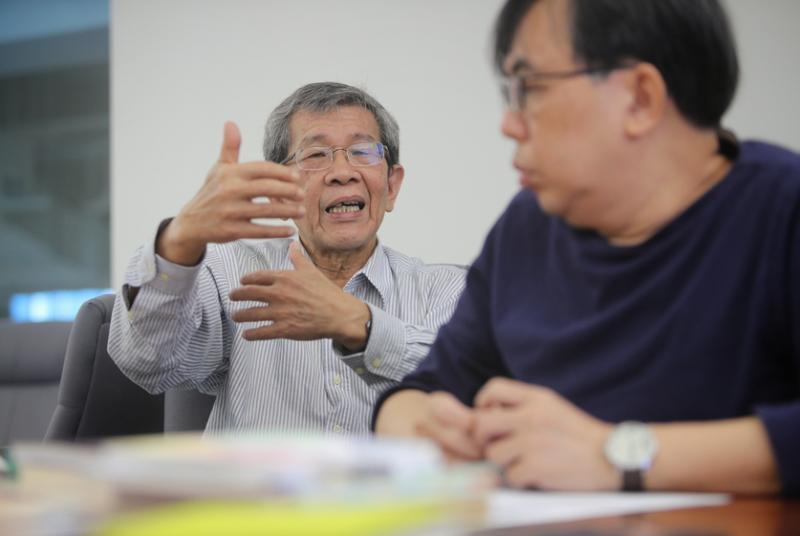 林康（左）认为好书须在知性与感性之间取得平衡。（林泽锐摄）