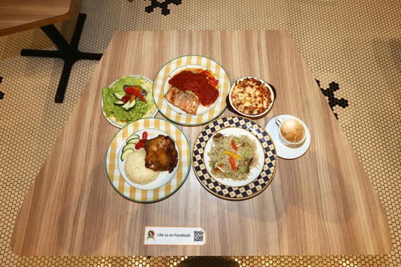 梯形设计的餐桌上,有咖啡馆各式招牌食物。