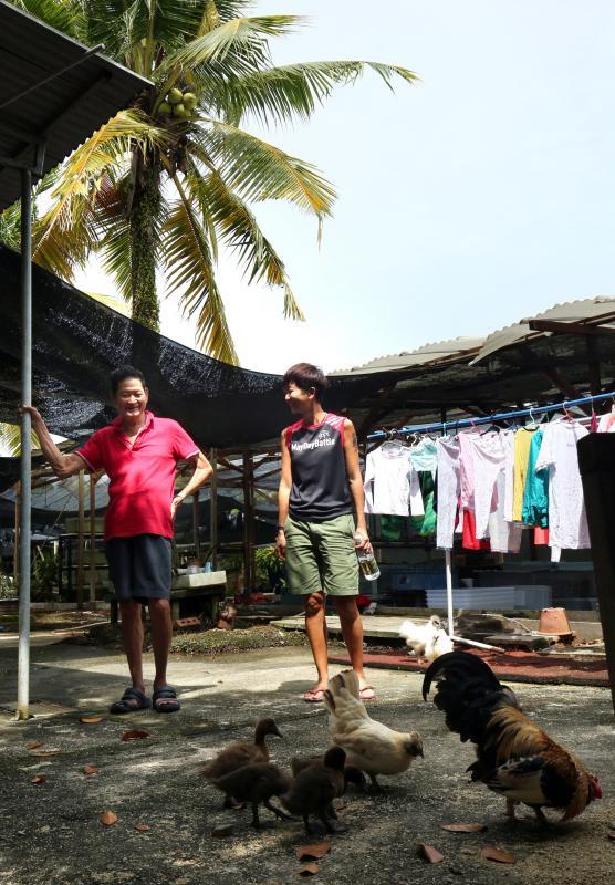 陈江平当了一辈子农夫,他的三个儿女也在农场工作。