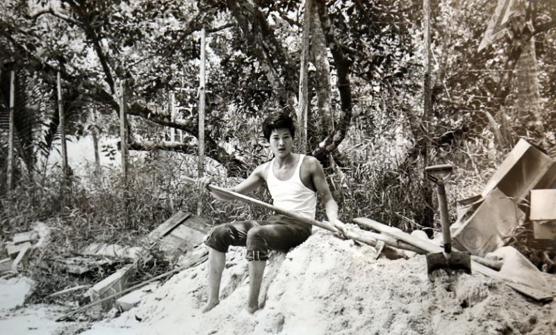 年轻时在淡滨尼农场里劳作的陈江平,也是个“小鲜肉”。(受访者提供)