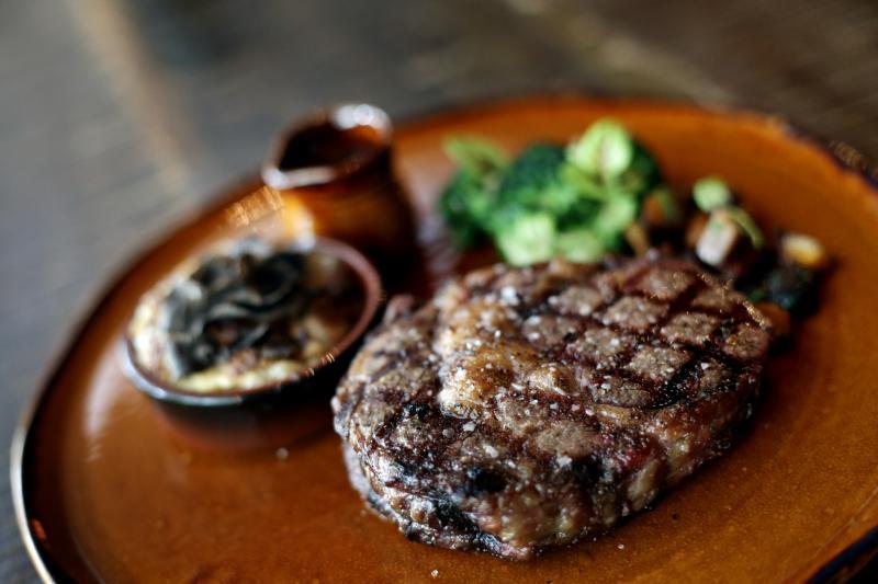 Bar-Roque用爱尔兰威士忌腌渍的风干老化叻眼牛扒。