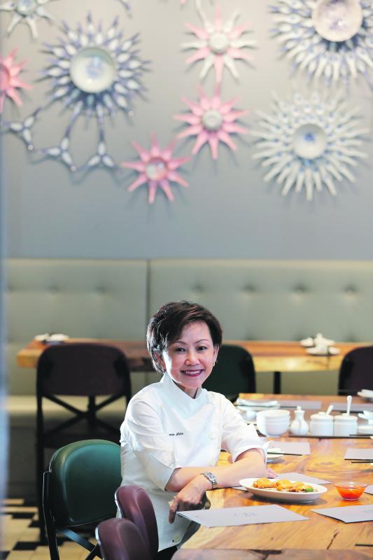 在公共机构服务大半辈子，邓美琴退休后开餐馆圆梦。（档案照）