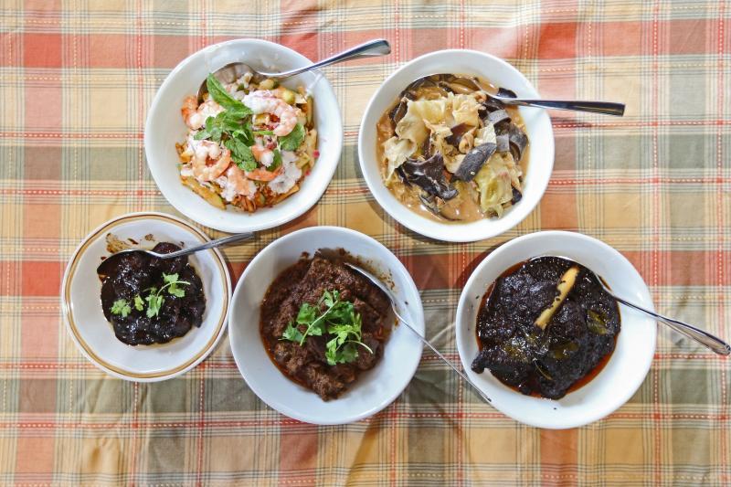 槟城娘惹菜工序繁复，烹制耗时耗力。