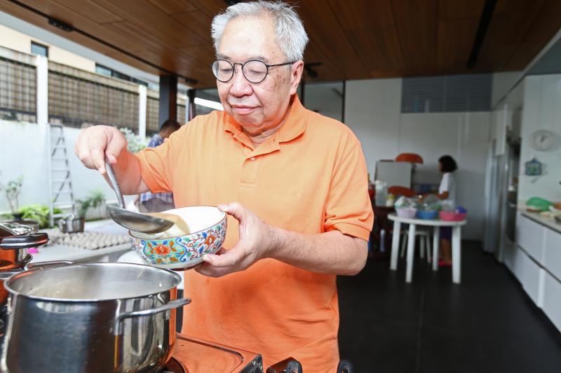 梁国财在住家后院招待宾客，送上槟城娘惹菜。