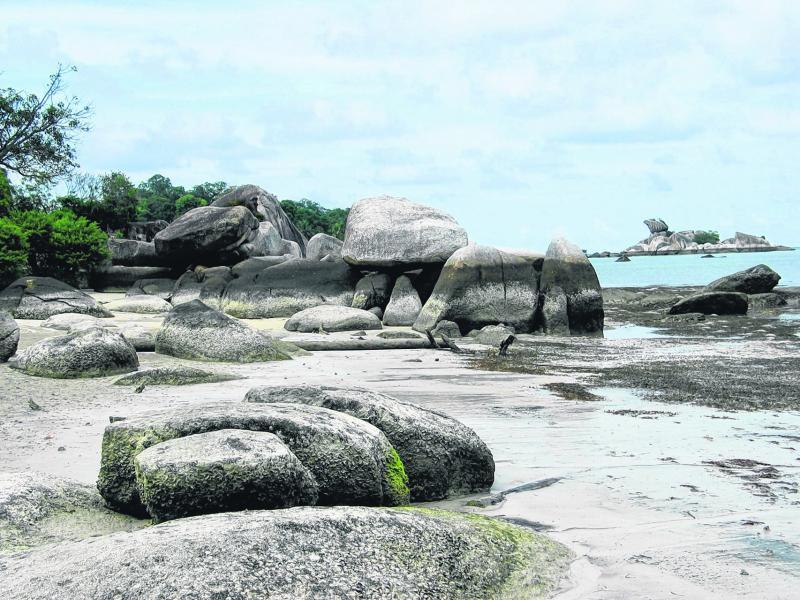 勿里洞海边的花岗海石奇景。