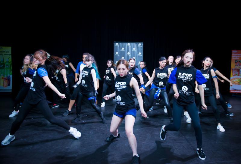 萧玲诗(中间穿短裤者)在“KPOP培训营”每天练舞六小时。(Richard Chang提供)