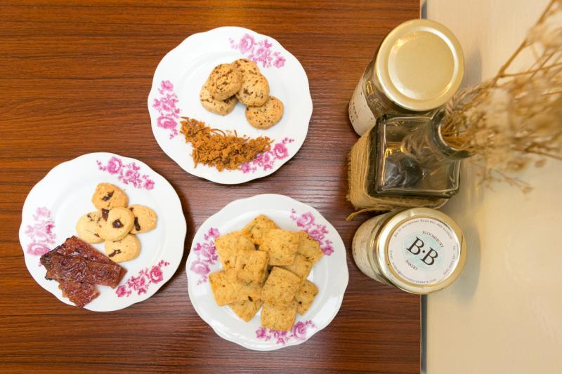Bloomsbury Bakers咖啡馆推出特色新年食品,包括肉干芝麻、肉松紫菜和麦片辣虾米曲奇饼。